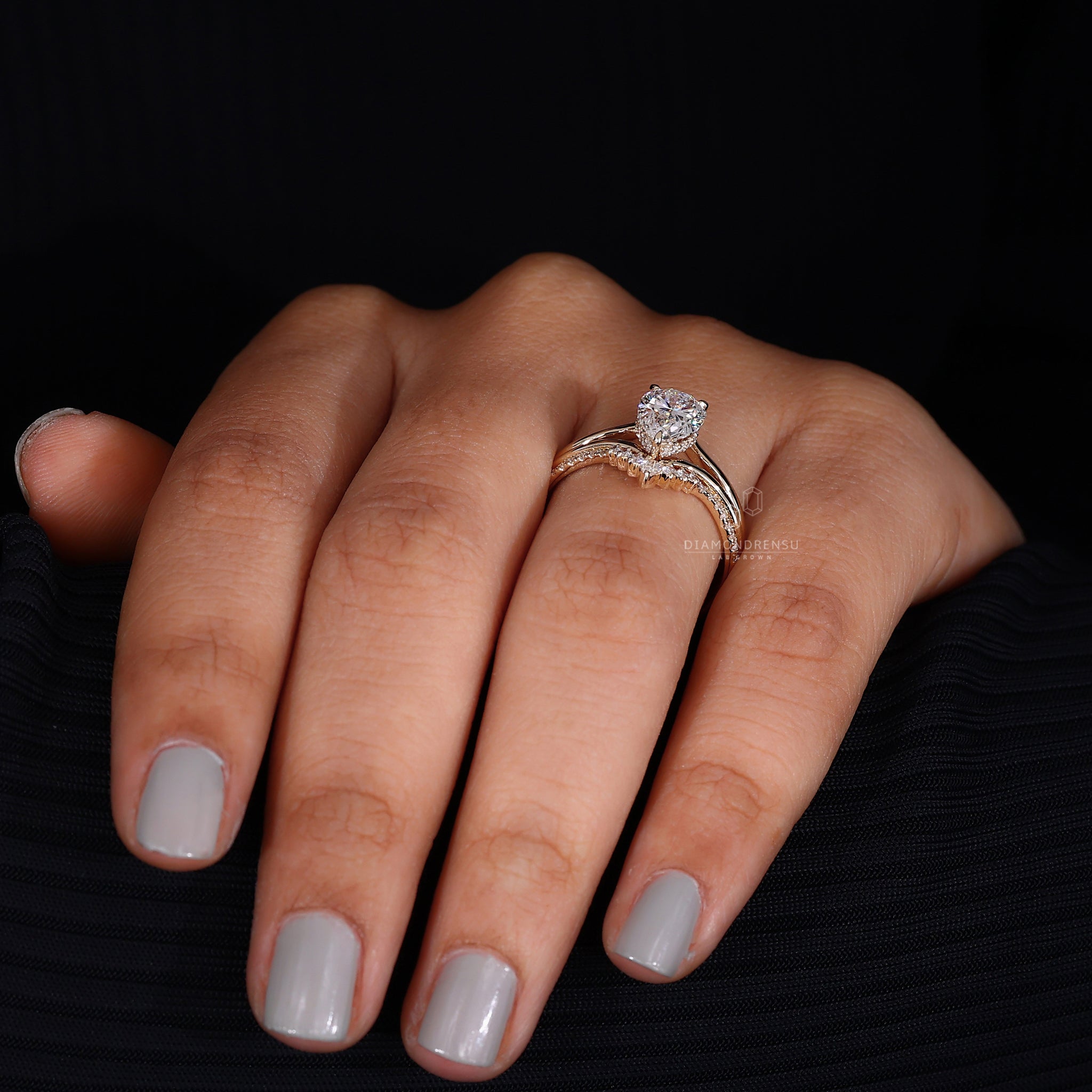 V shaped bridal band set.
