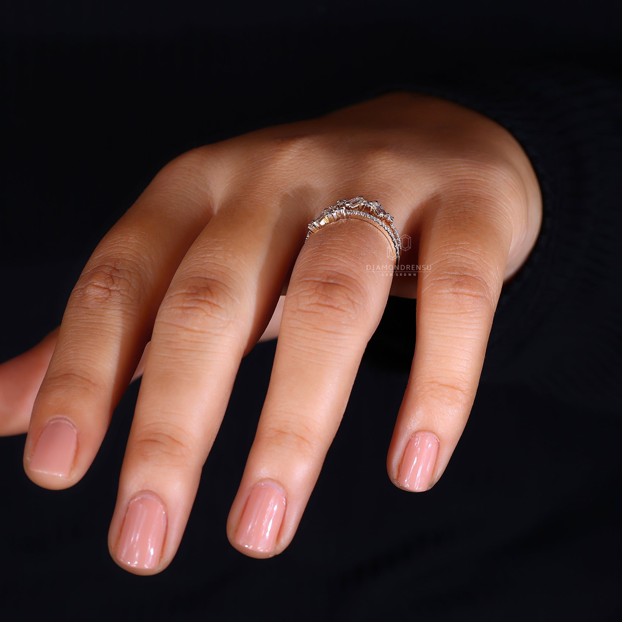 Baguette and round diamond wedding band in yellow gold
