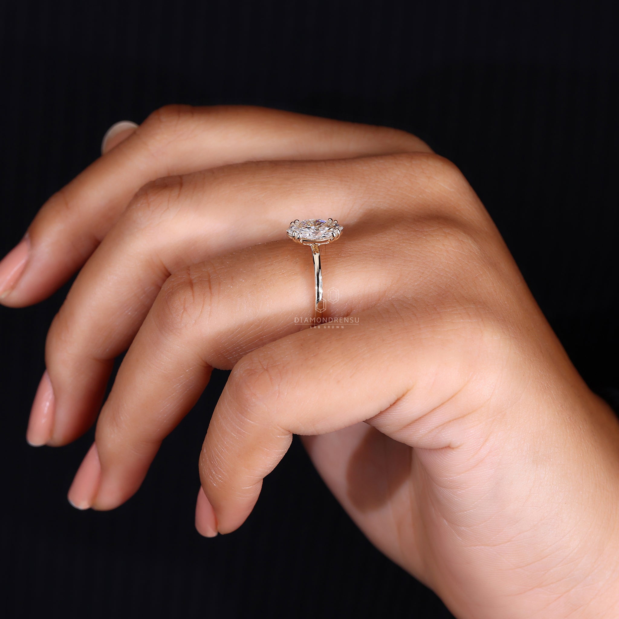 Double prong ring on yellow gold ring
