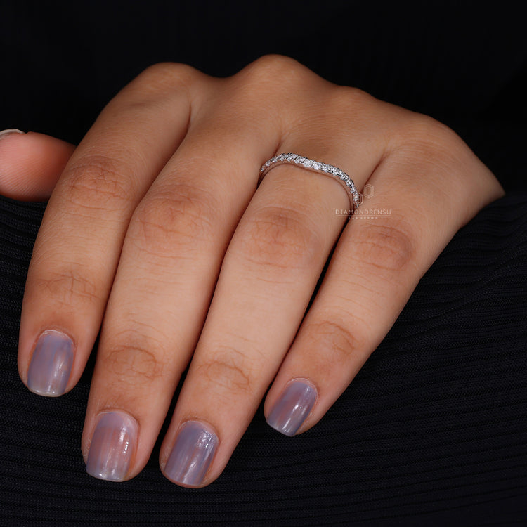 Round Diamond Curved wedding ring