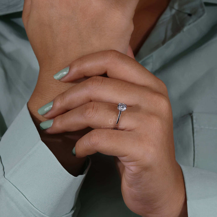 Sophisticated round diamond ring for an elegant proposal.