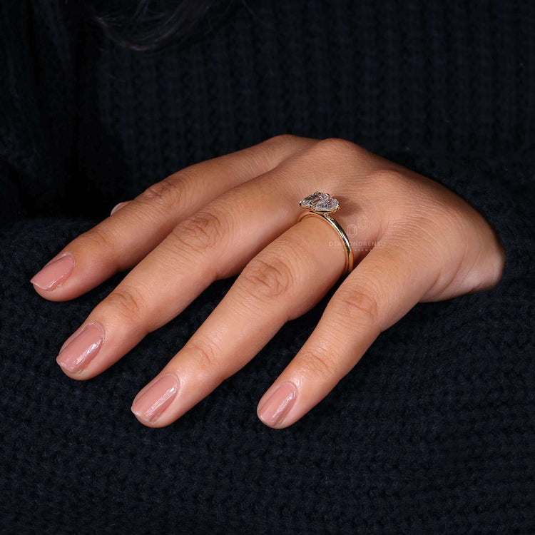 Moi et Toi Ring UK featuring a stunning Lab Grown Diamond design with a unique engagement ring style and igi certified quality.
