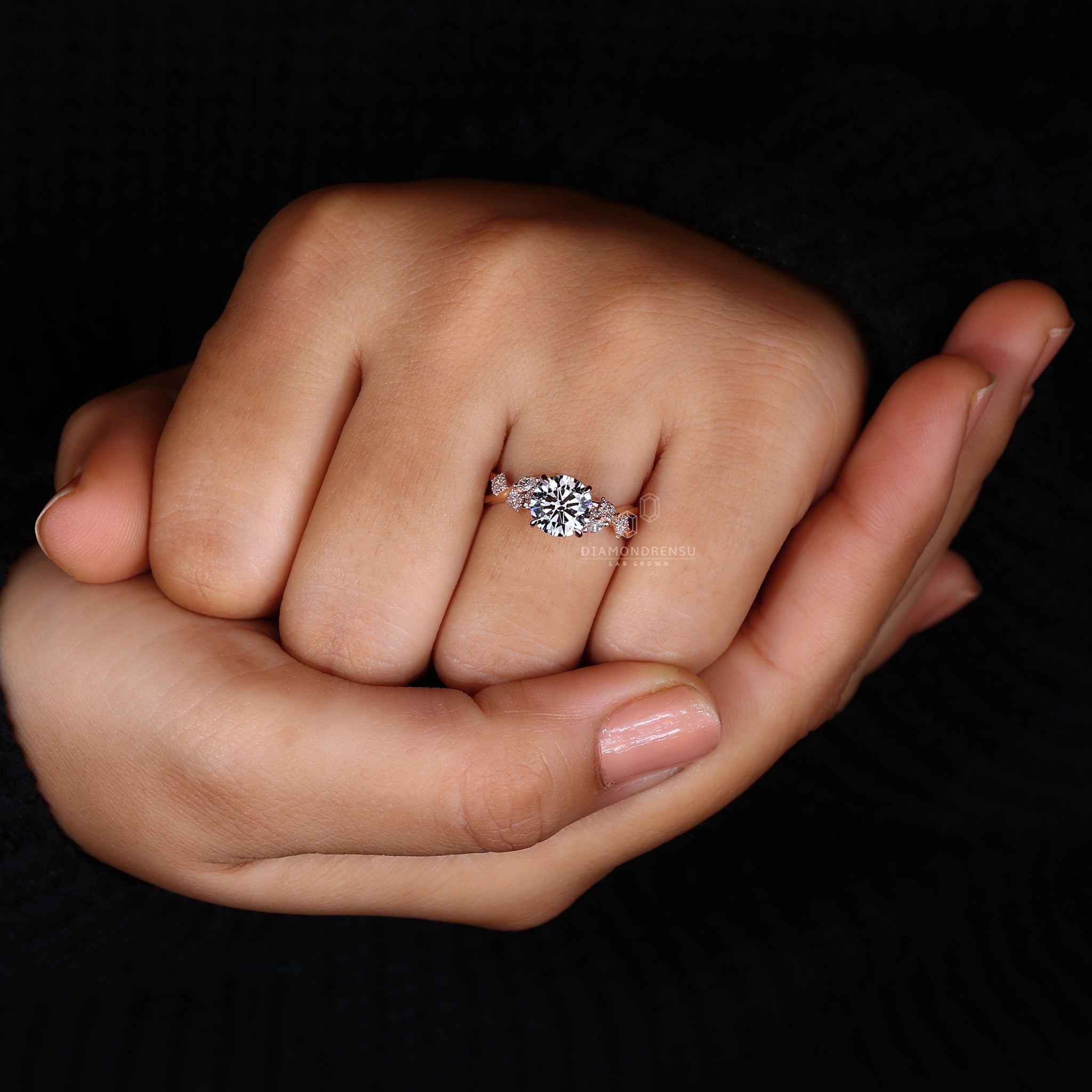 4 prong claw setting ring showcasing a round diamond centrepiece.