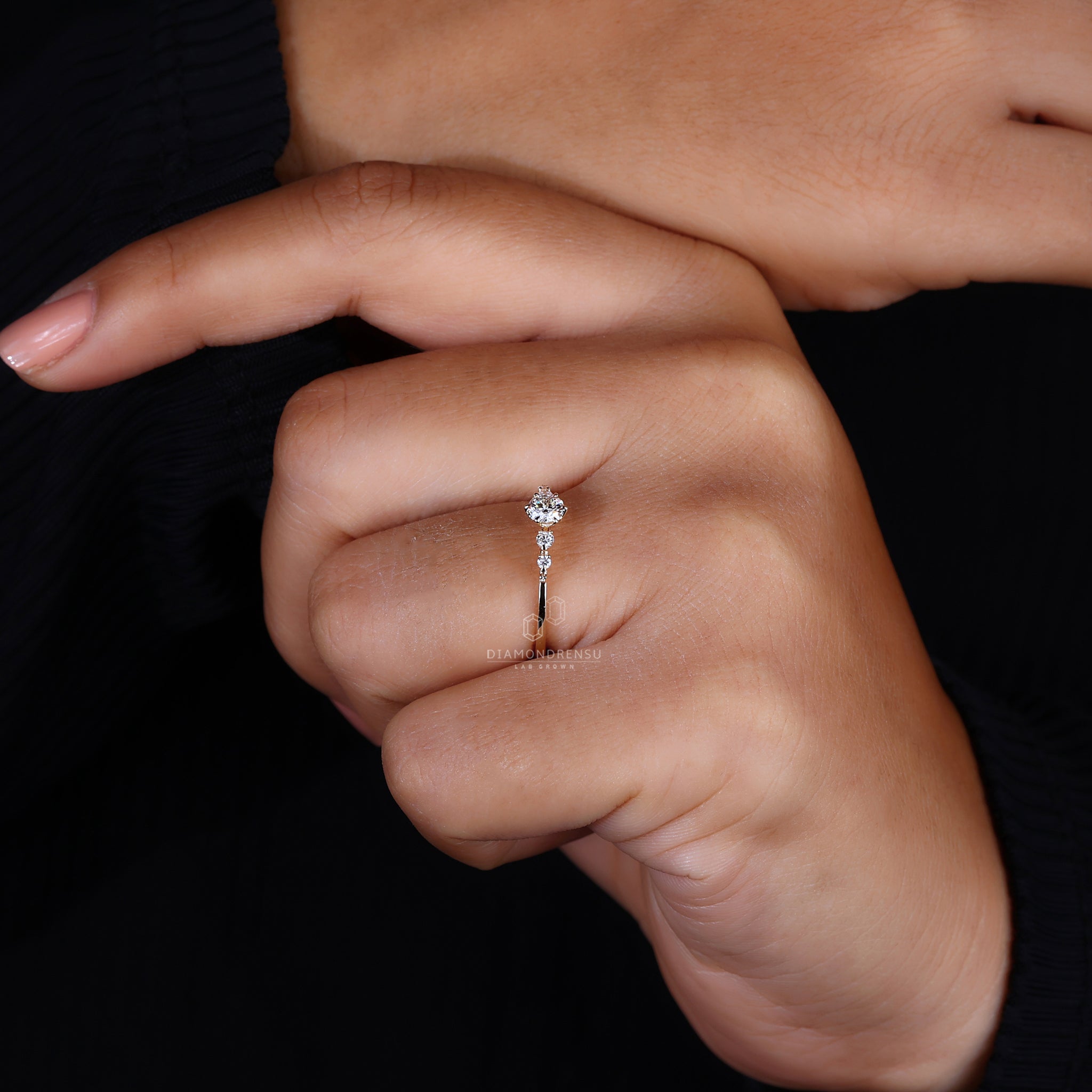 Round diamond side stone in tulip style.
