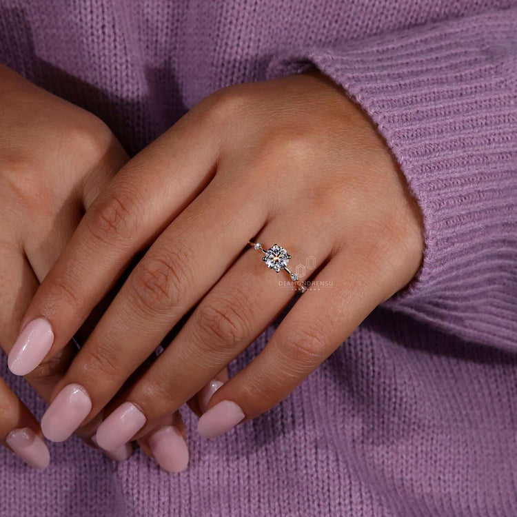 Round ring diamond with an igi certified stone and handmade jewelry for a bespoke engagement ring for women.
