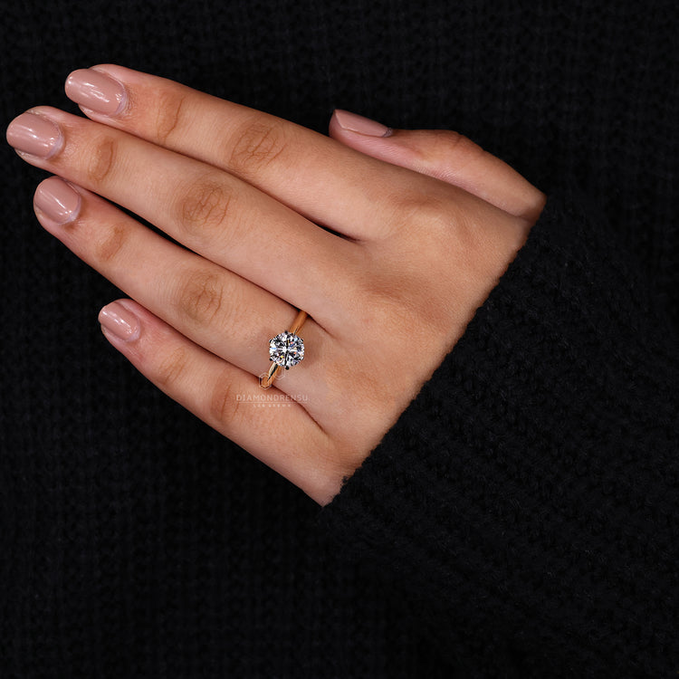 IGI certified handmade jewellery with white and yellow gold band.
