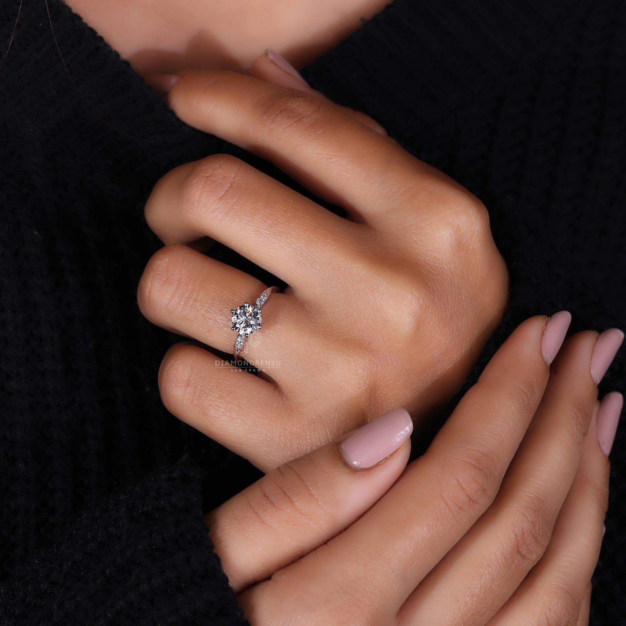 Diamondrensu UK ring with round cut diamonds and white gold.
