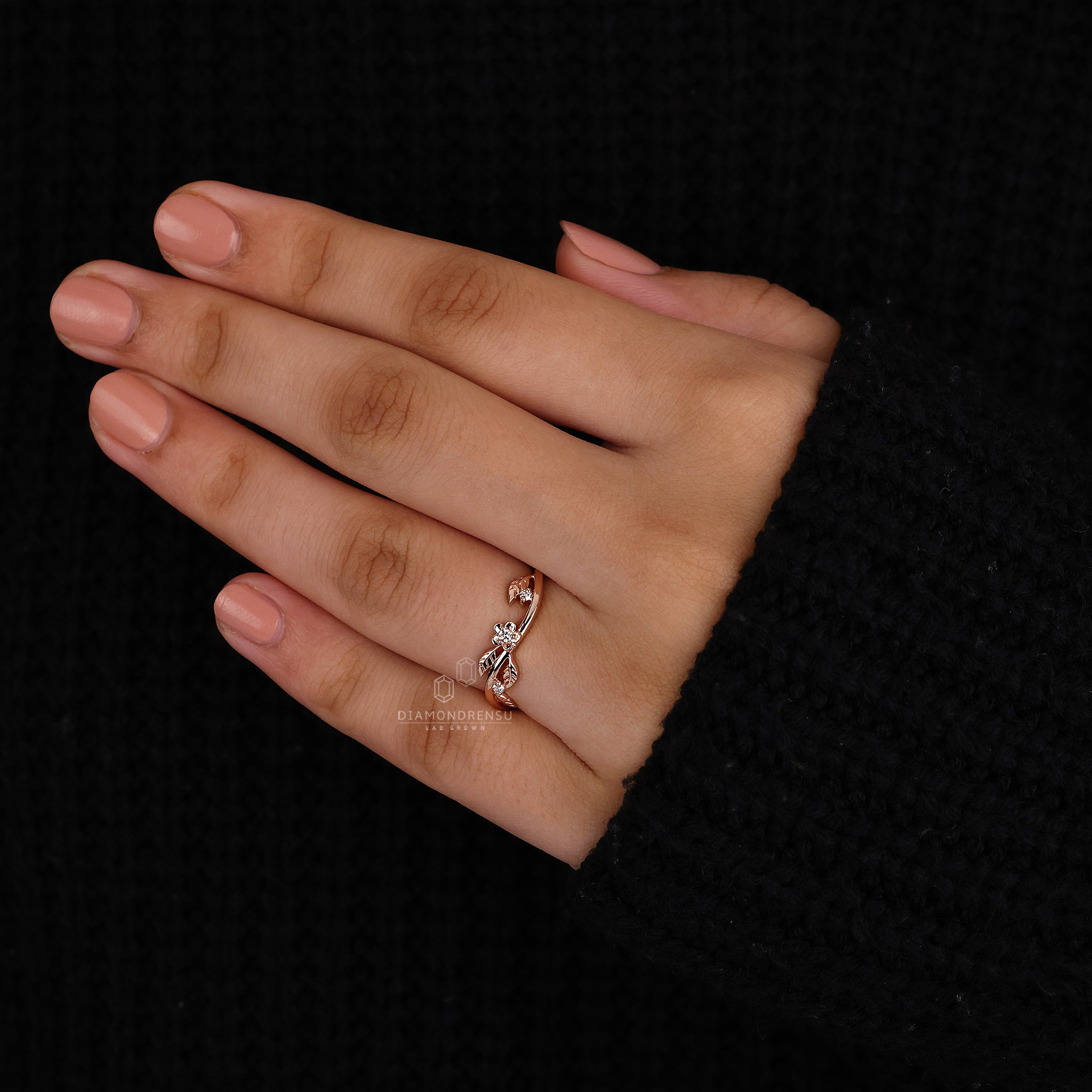 Handmade band with leaf pattern and sparkling round diamonds.