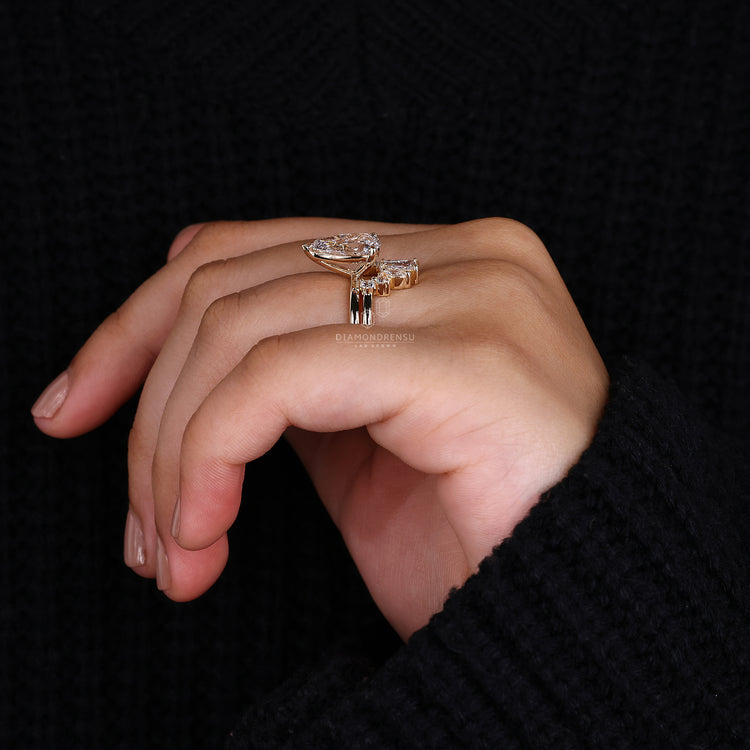 Curved wedding band in yellow gold.
