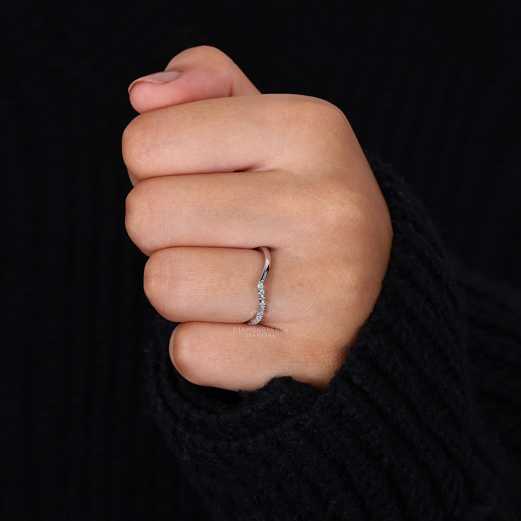Round diamond band with chevron details
