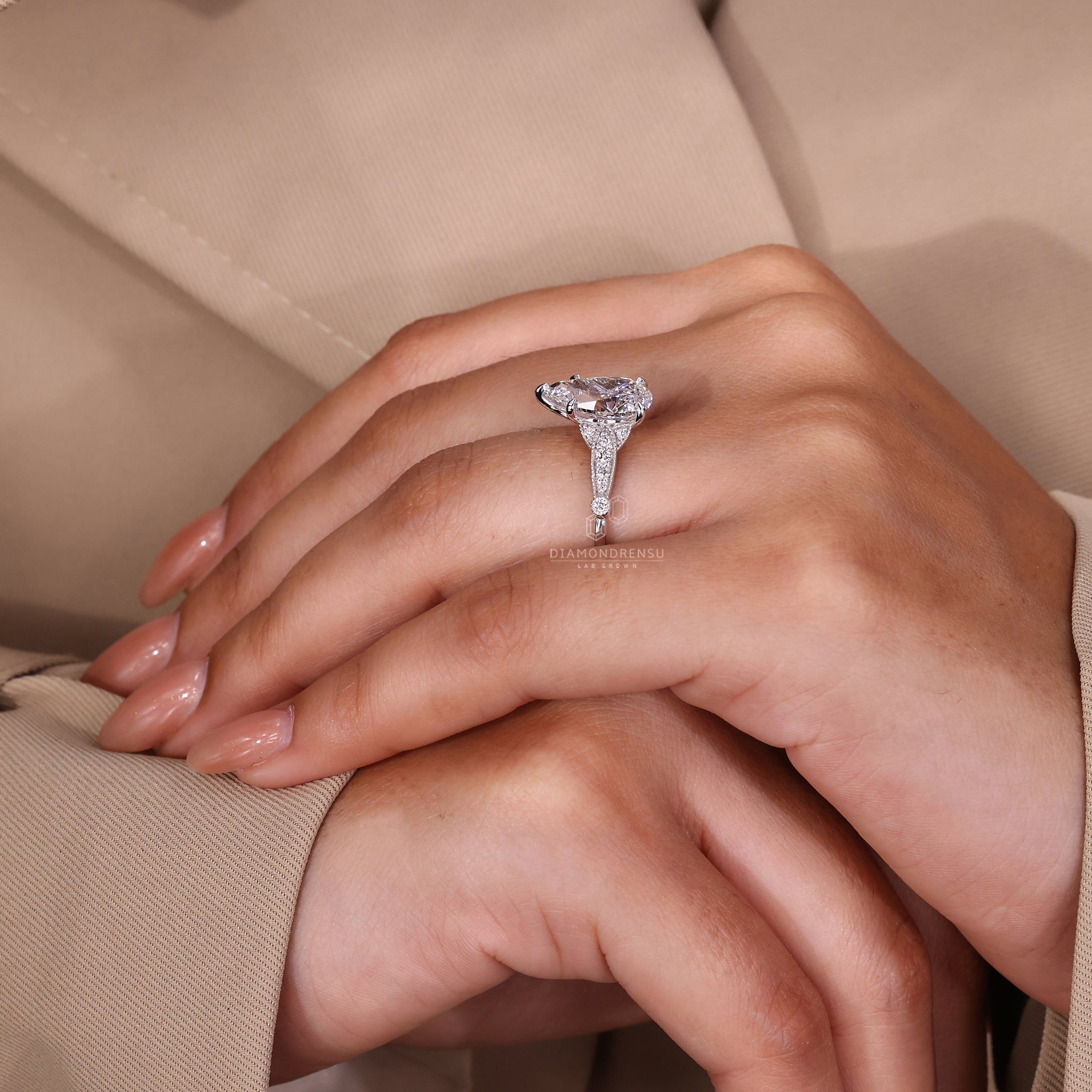 Buy engagement ring in London UK with IGI certified lab diamond.
