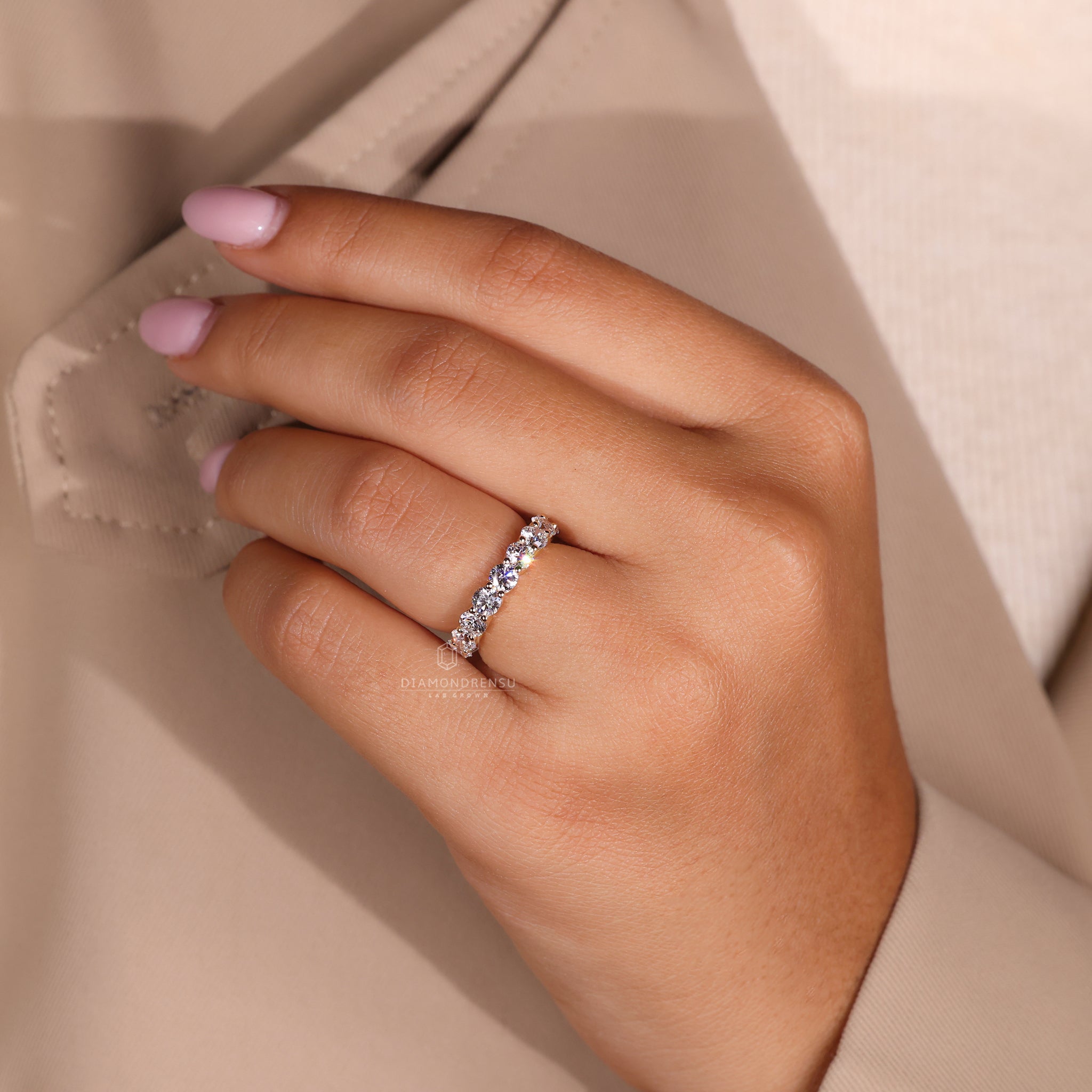 Prong Setting for round diamond wedding band
