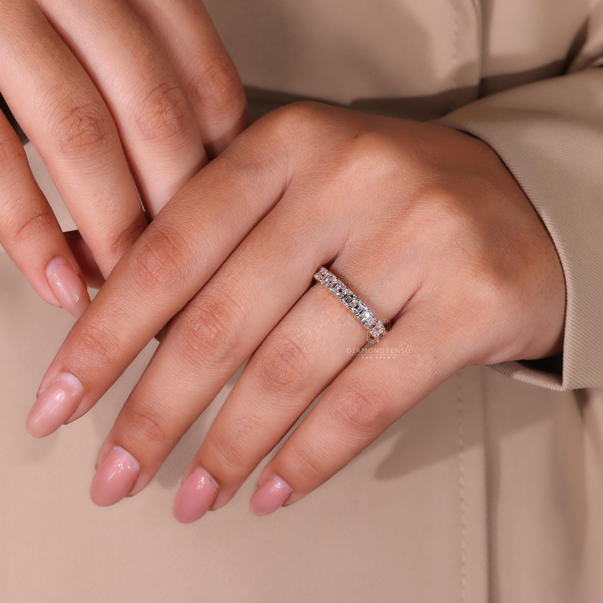Wedding band UK in yellow gold.
