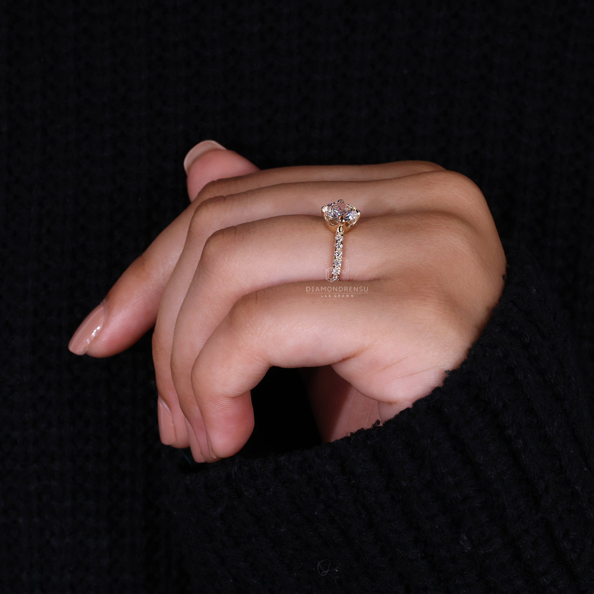 Buy engagement ring in London UK with IGI certified round diamonds.
