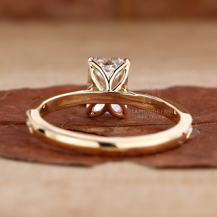 Yellow gold engagement ring Art Deco style.
