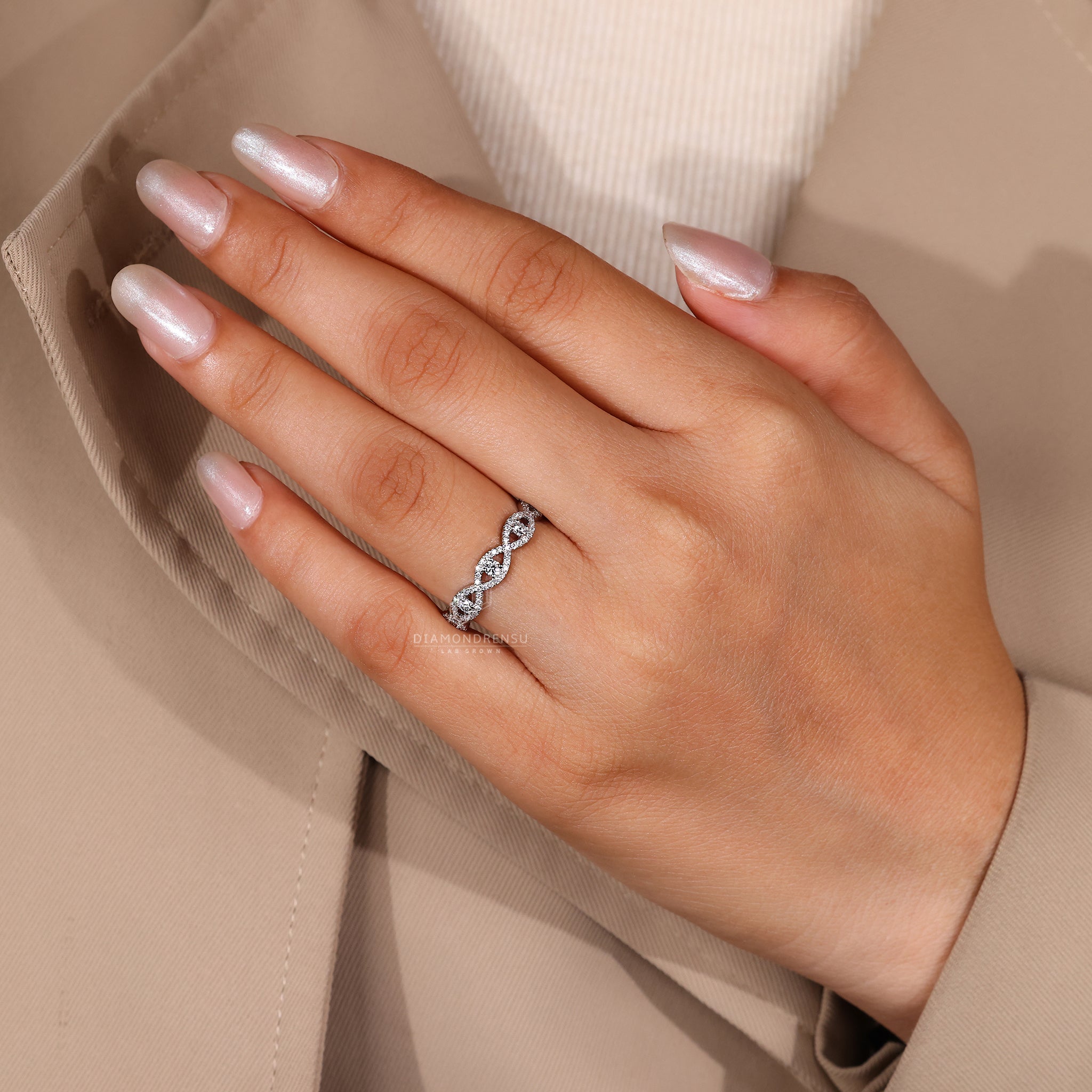 Diamondrensu UK wedding band with round stones.
