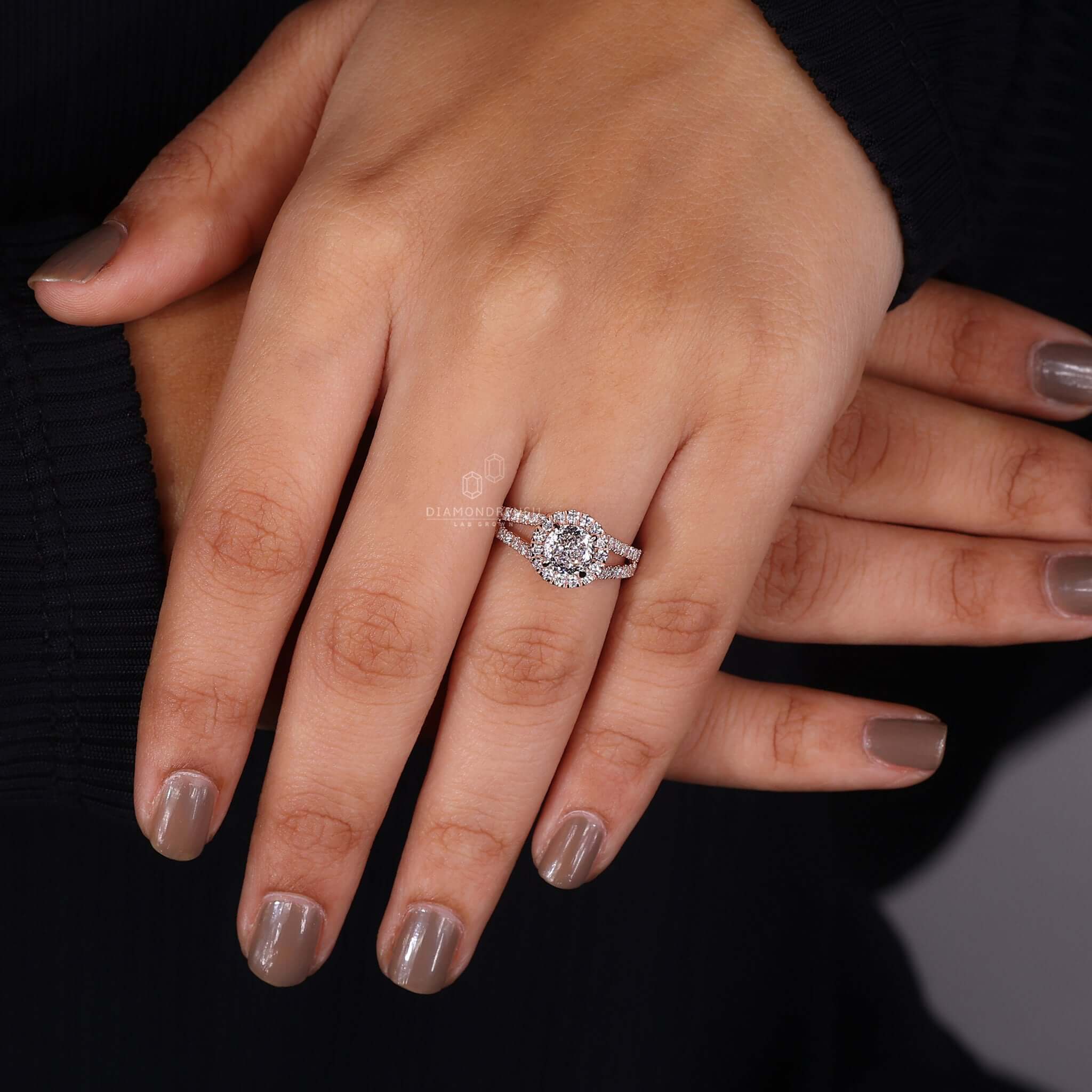 4 Prong Claw Setting that securely holds the diamond while highlighting its beauty.