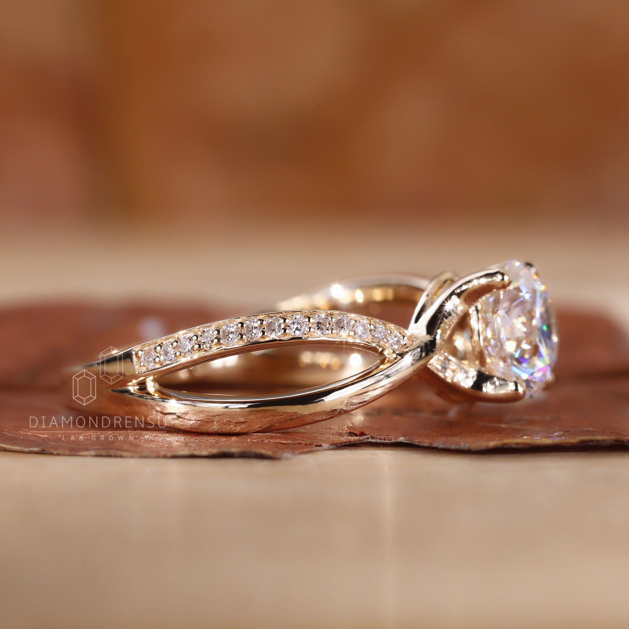 4 round prong setting with round diamond.
