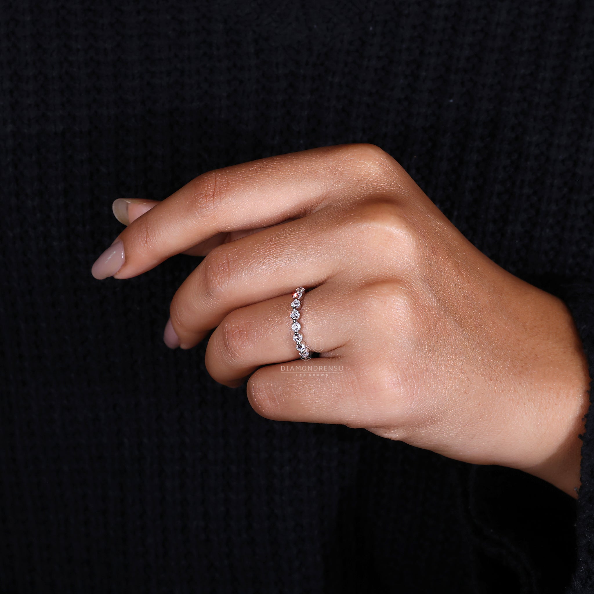 Diamondrensu UK vintage-style wedding band.
