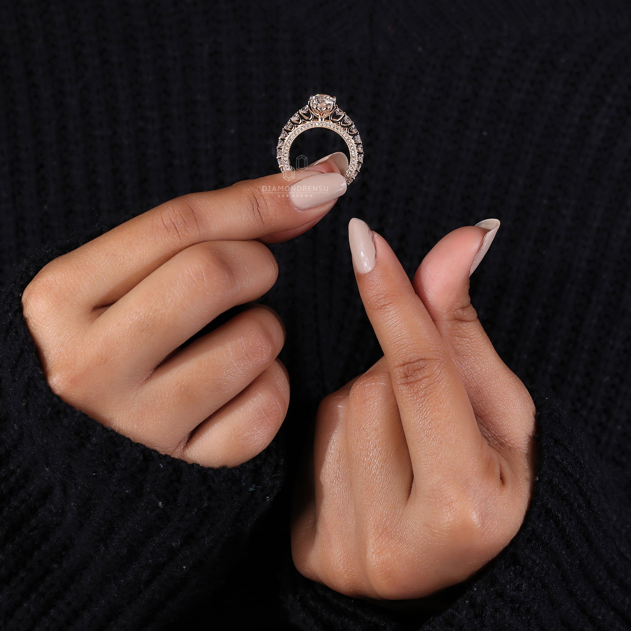 Diamondrensu UK engagement ring with milgrain ring setting.
