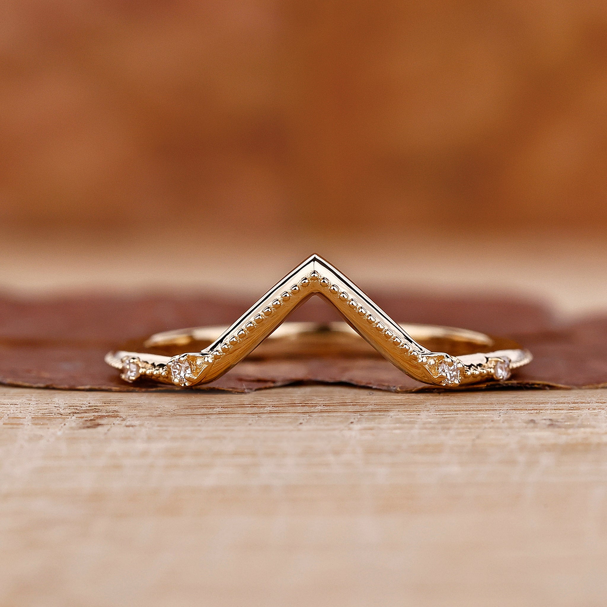 V-shaped wedding ring in yellow gold.
