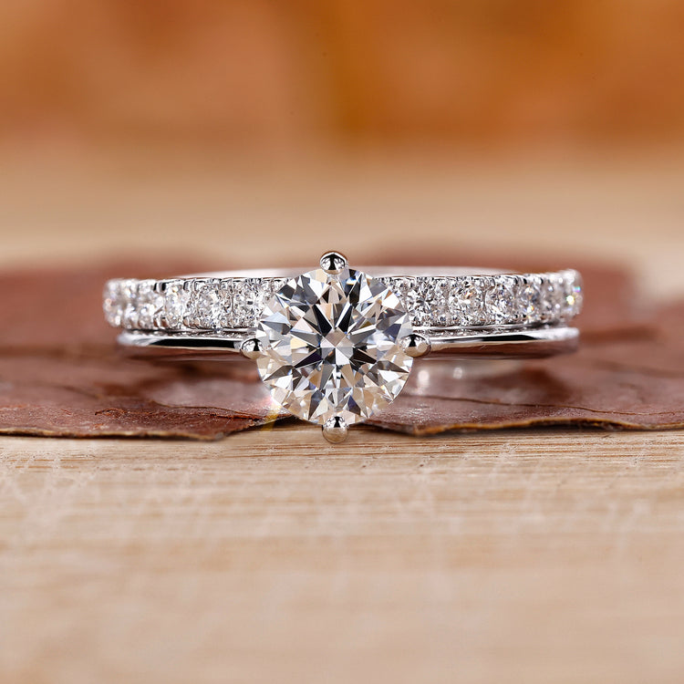 Round cut bridal set with solitaire ring in white gold.

