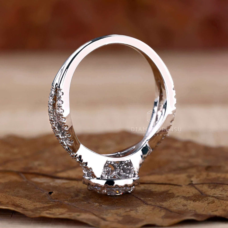 Twisted white gold ring featuring a smooth finish and sustainable design for a modern touch.