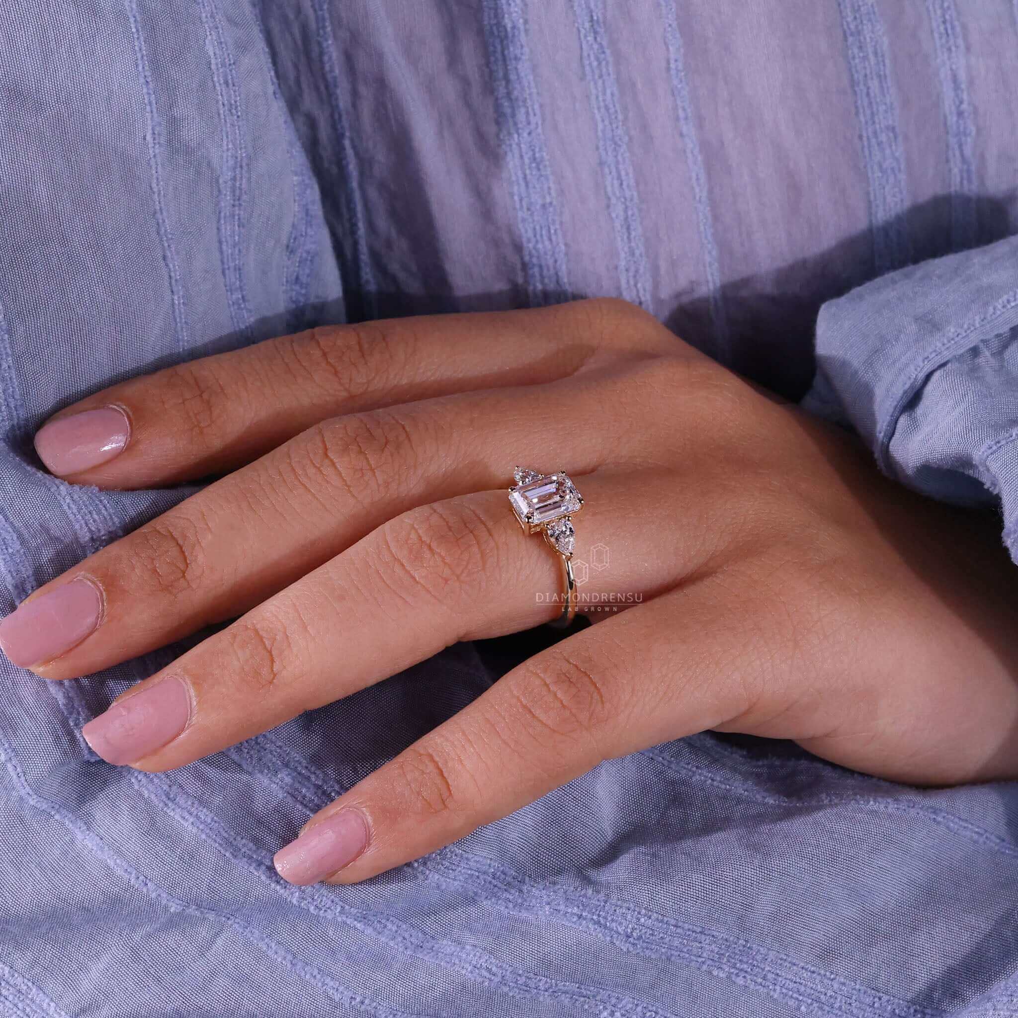 Pear ring with prong setting, an elegant and modern design.