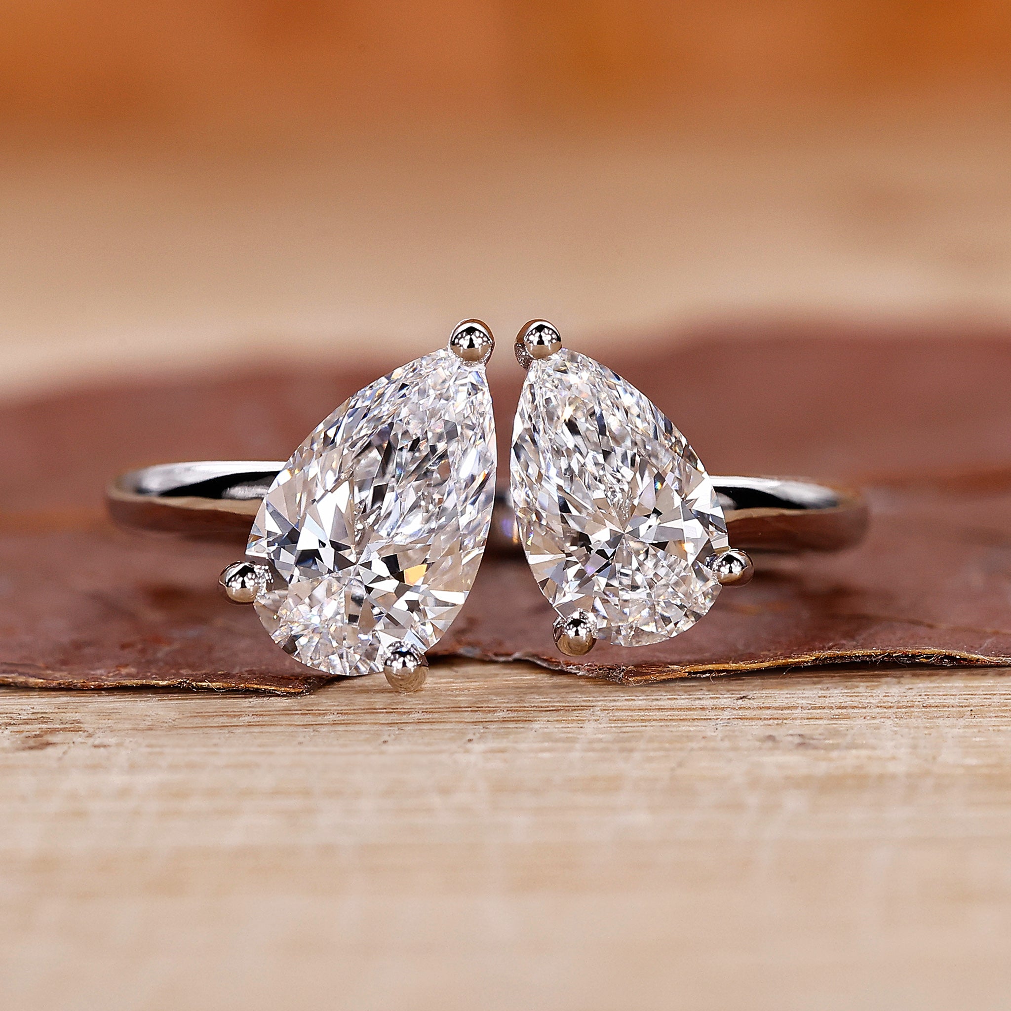 oi et Moi engagement ring with two pear diamonds in white gold.
