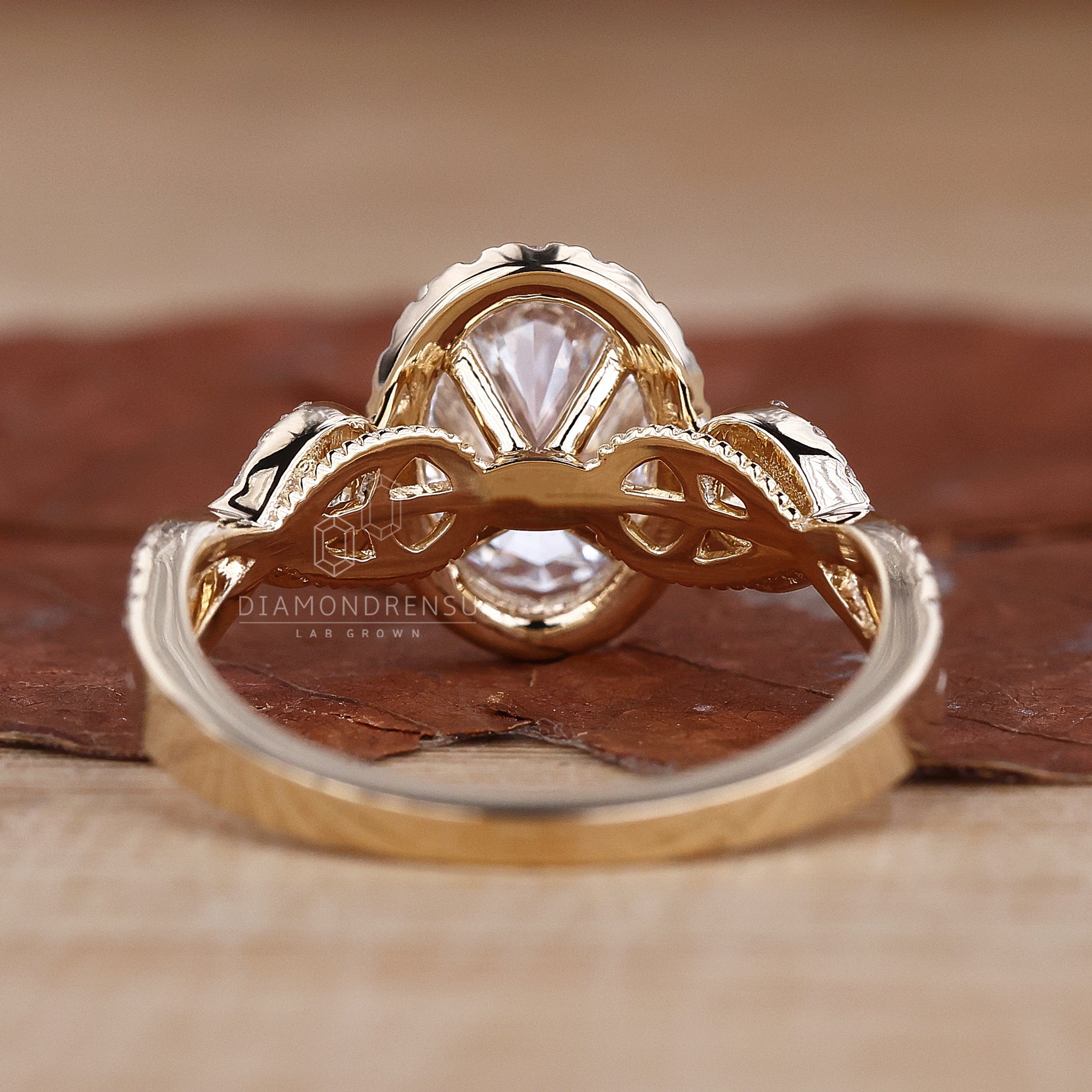 Hidden milgrain setting with halo design.
