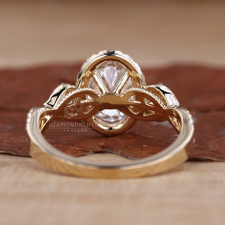 Hidden milgrain setting with halo design.

