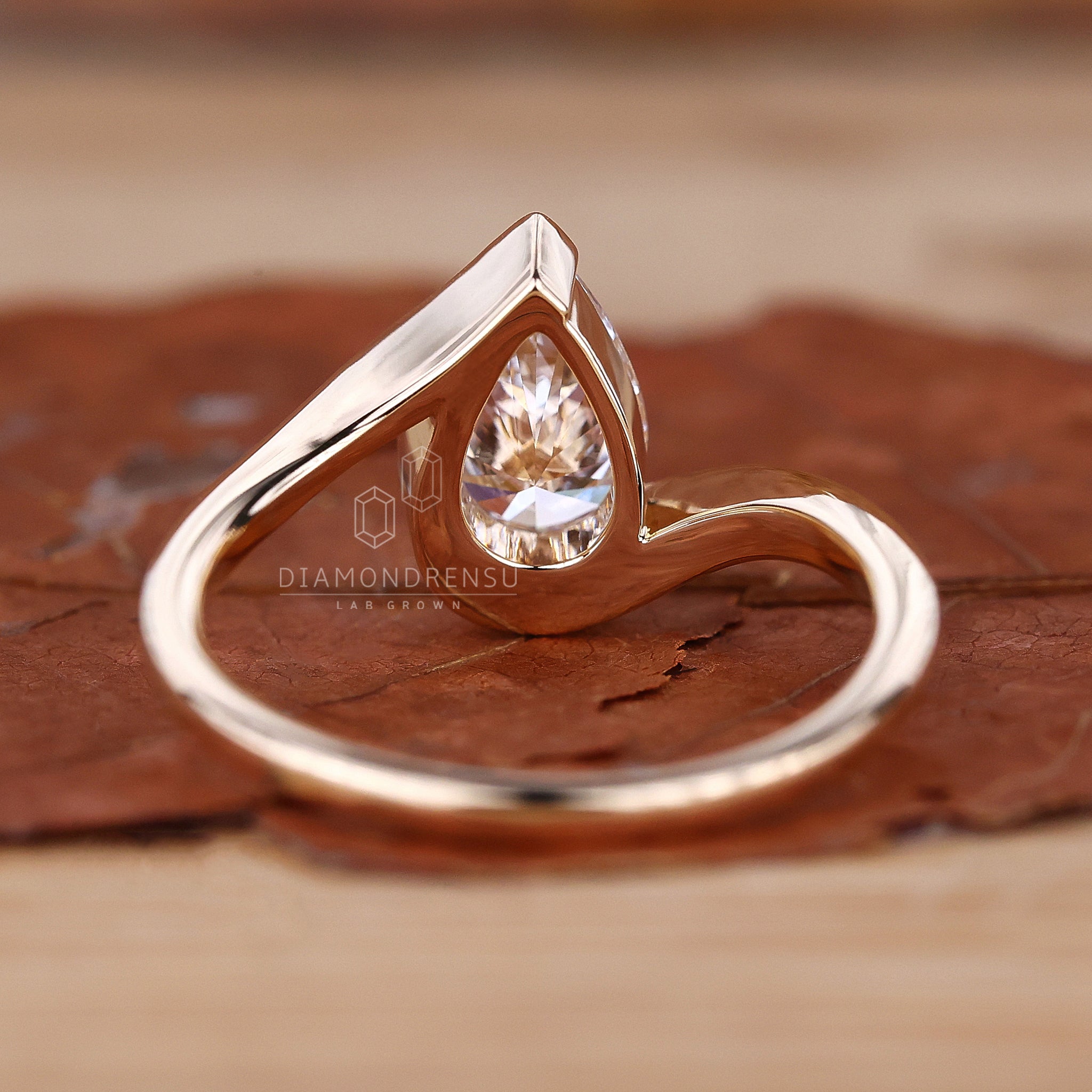 Elegant half bezel ring in yellow gold with a unique touch.