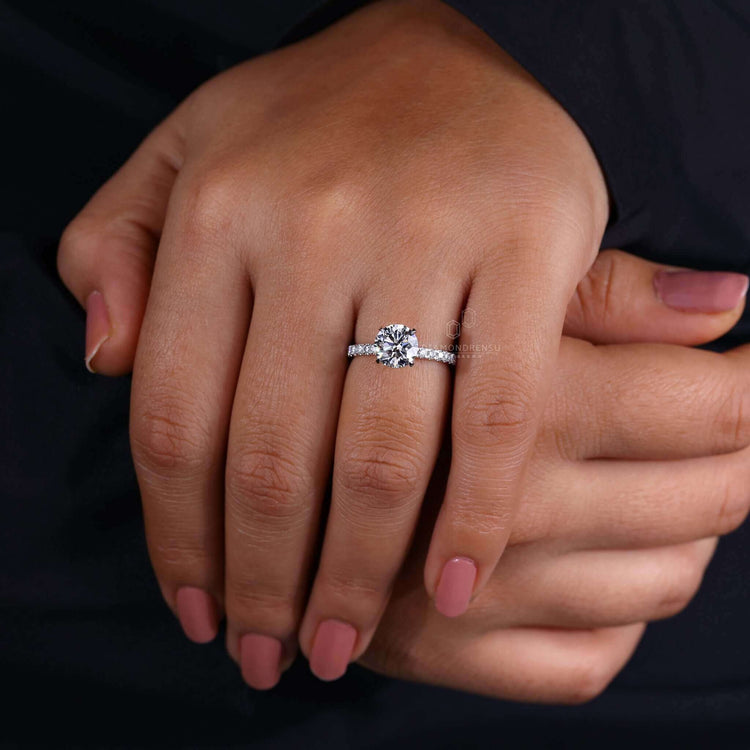 A classic round diamond engagement ring with an IGI-certified diamond.