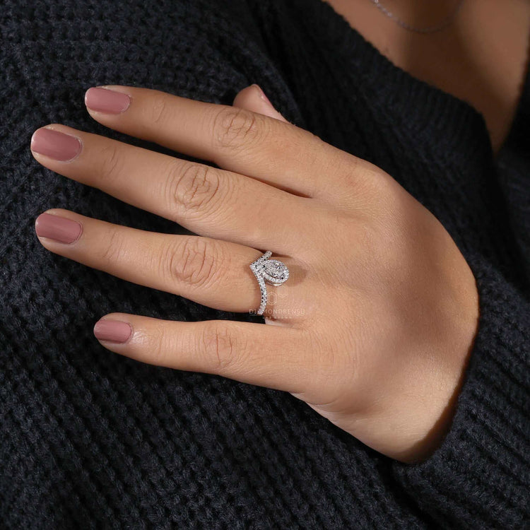 Halo engagement rings with pear cut diamond details, crafted as a diamondrensu UK ring with handmade jewellery.

