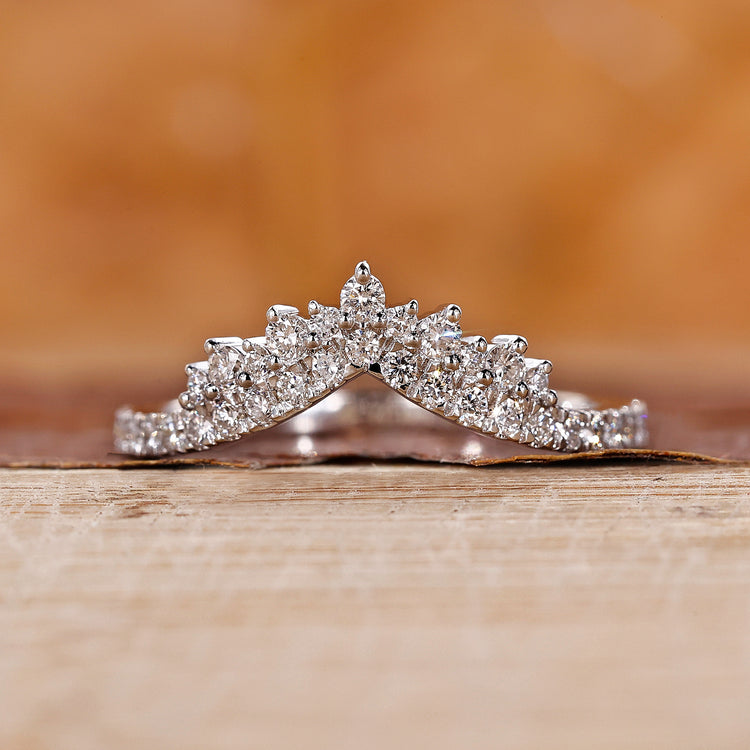 Tiara wedding band in white gold.
