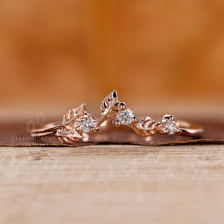 Minimalist vine style wedding ring.
