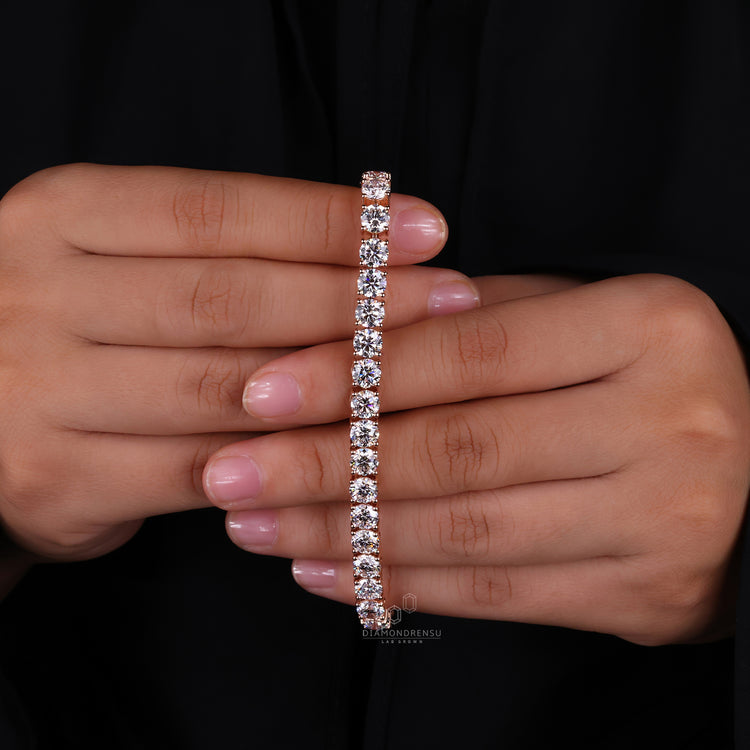 Buy diamond bracelet in a tennis style with round diamonds in rose gold.
