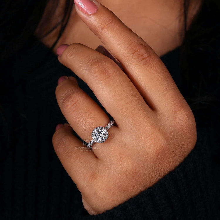 Round halo diamond ring with intricate detailing for elegance.