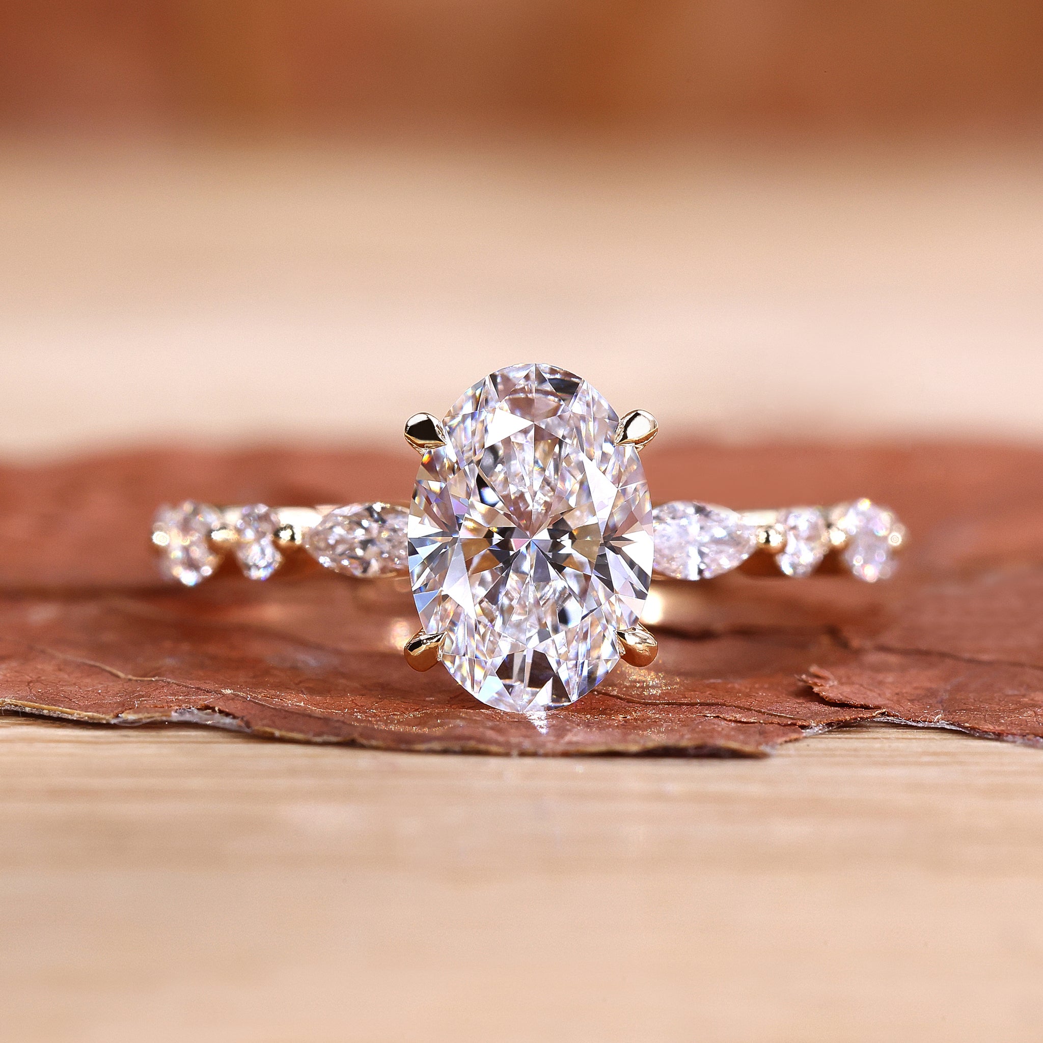 Oval diamond ring in yellow gold
