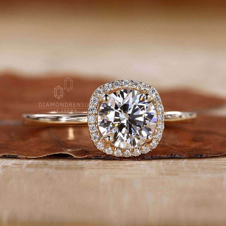 Round diamond engagement ring crafted in the UK with IGI certified quality.
