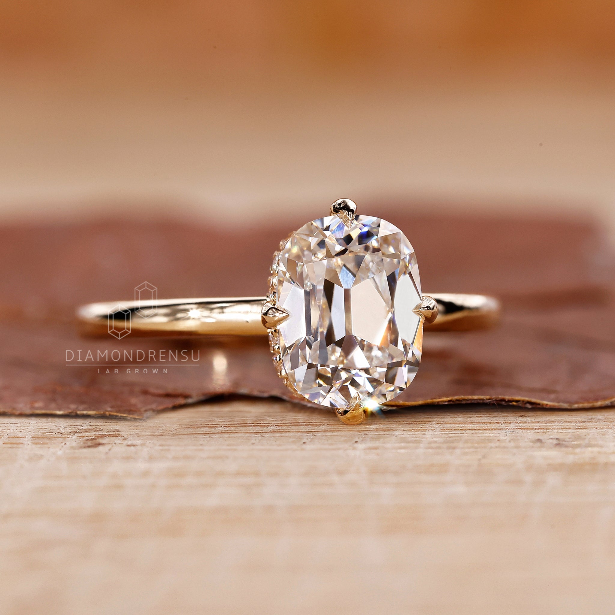 Round cut ring in yellow gold ring
