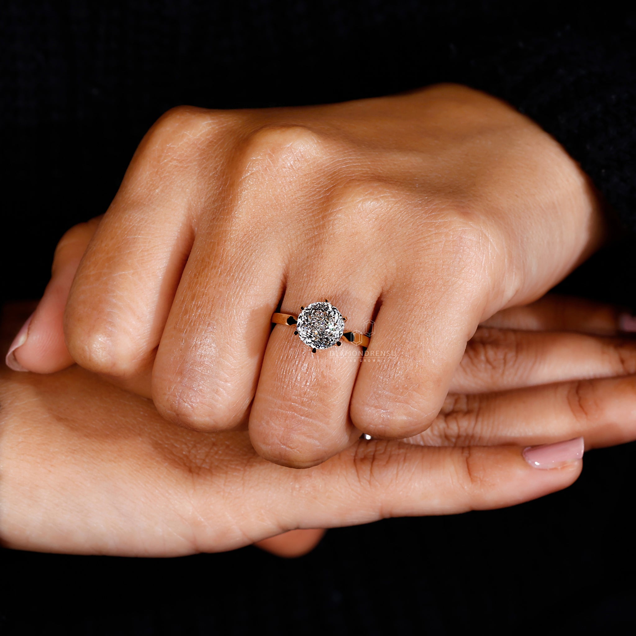 6 claw prong setting ring showcasing a round cut diamond.

