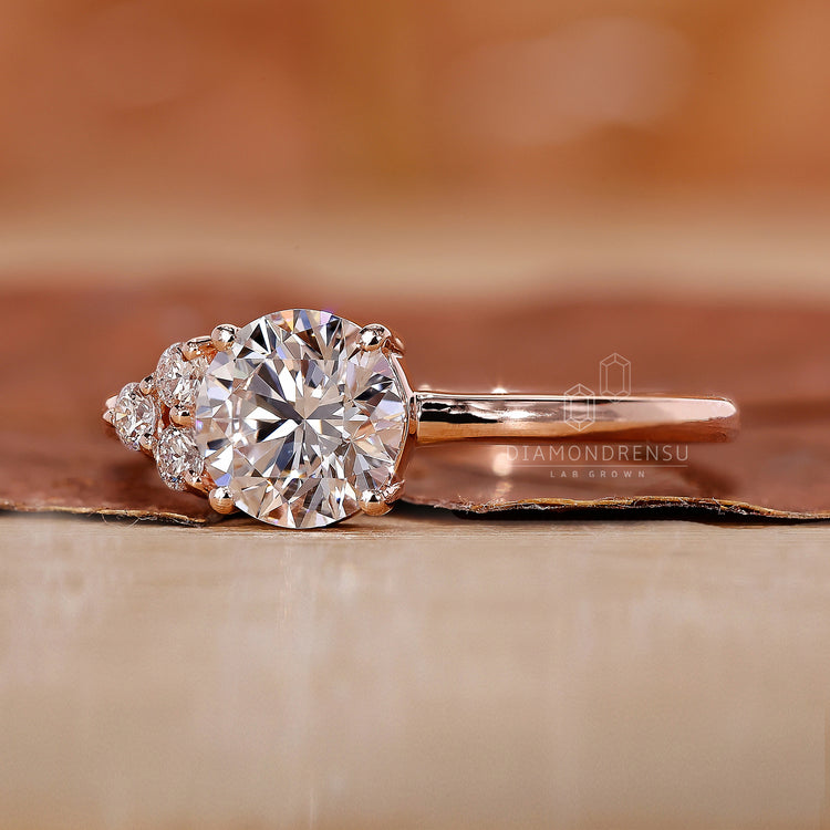 Diamondrensu UK ring crafted with lab grown diamonds.
