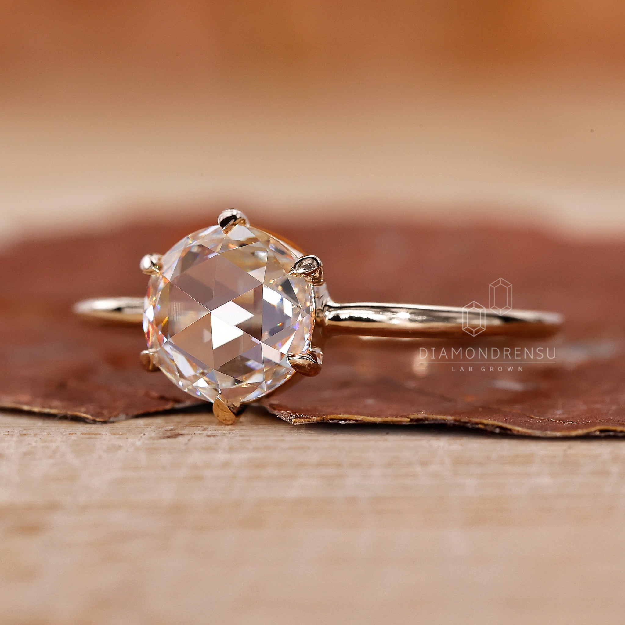 Handmade yellow gold ring with IGI certified diamond.
