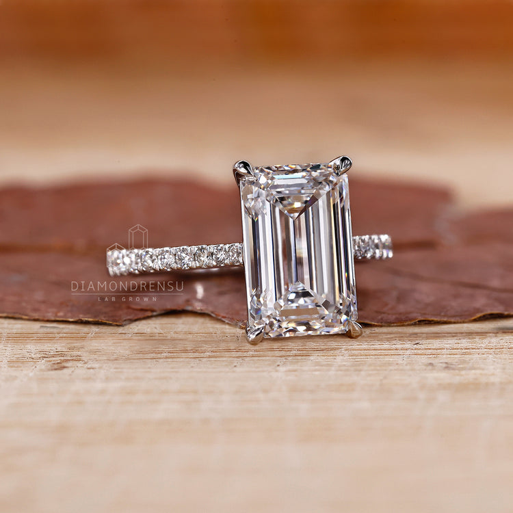 Prong setting used in white gold engagement ring.
