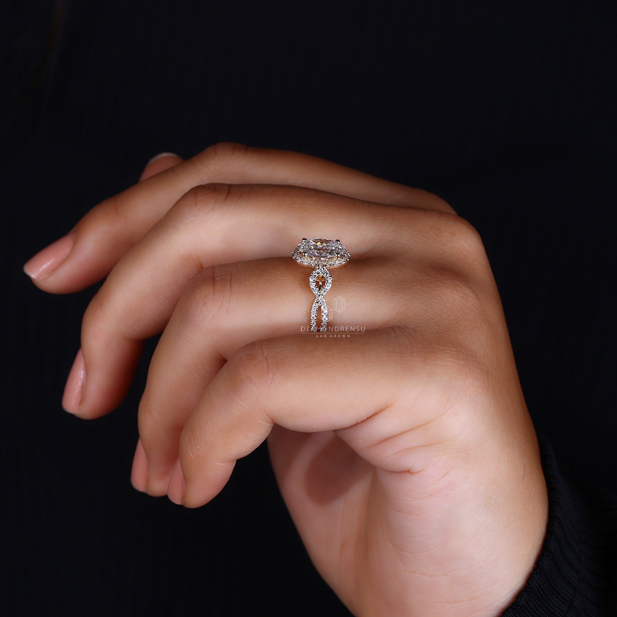 4 round prong setting with oval diamond center.
