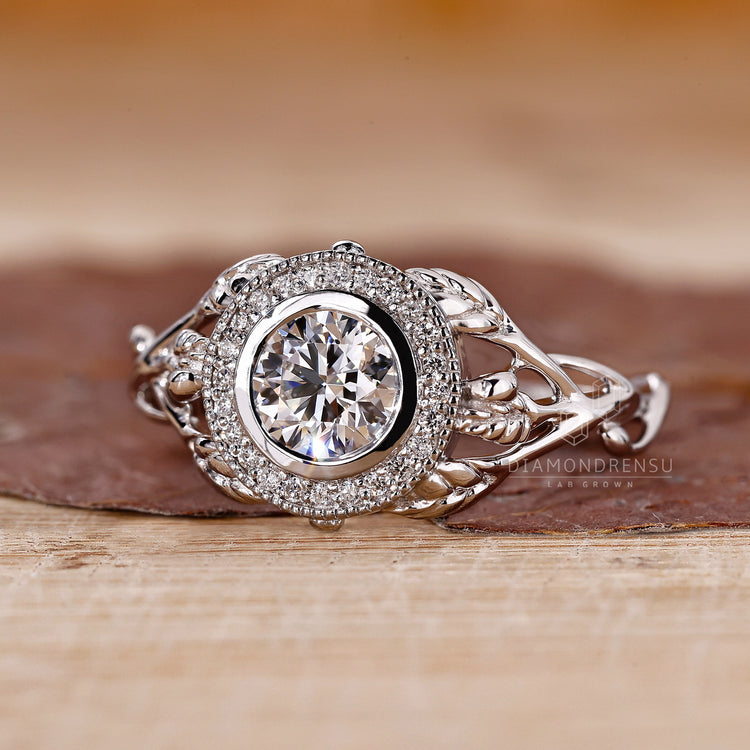 Halo Setting used in round diamond halo ring design.
