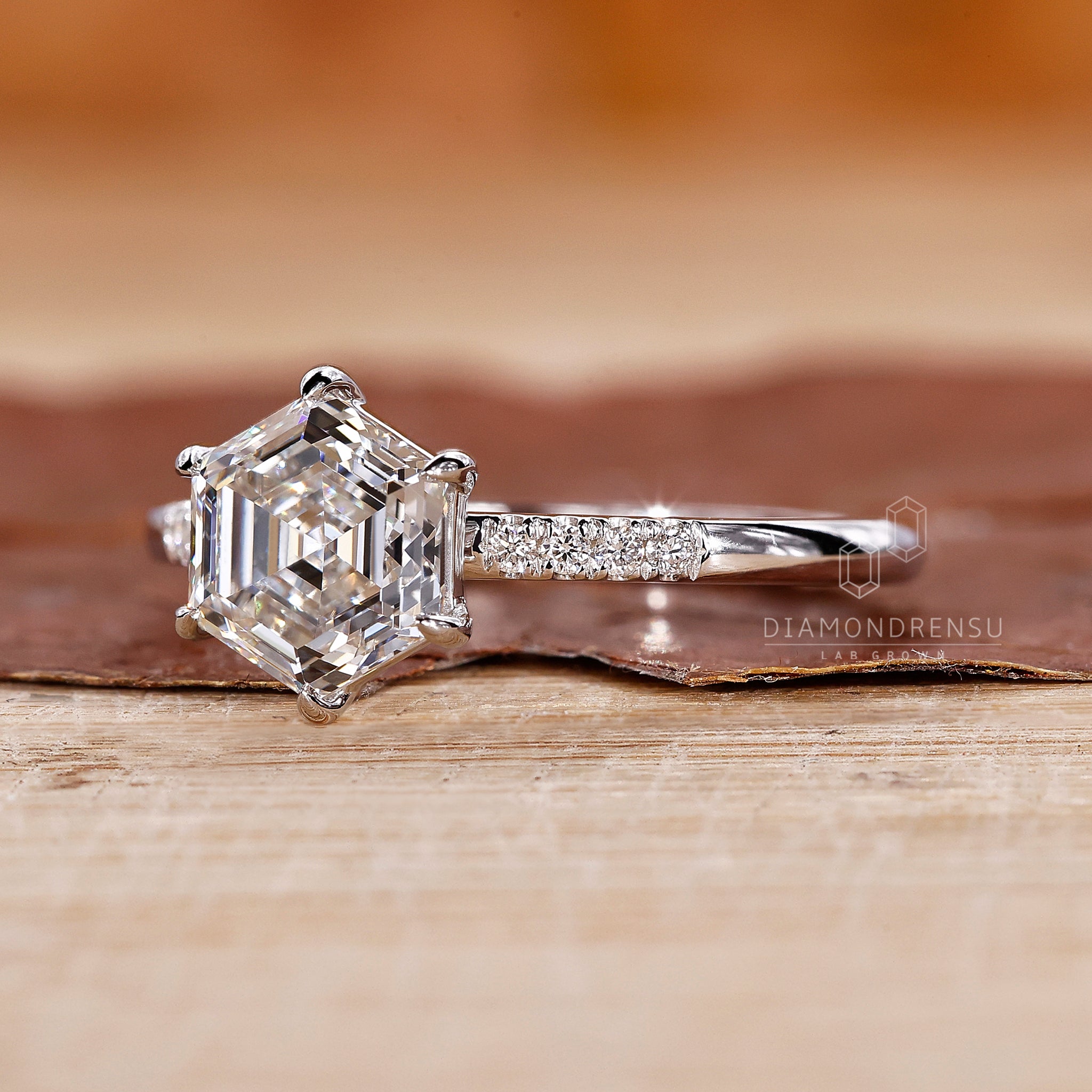 6 claw prong setting used in white gold engagement ring.
