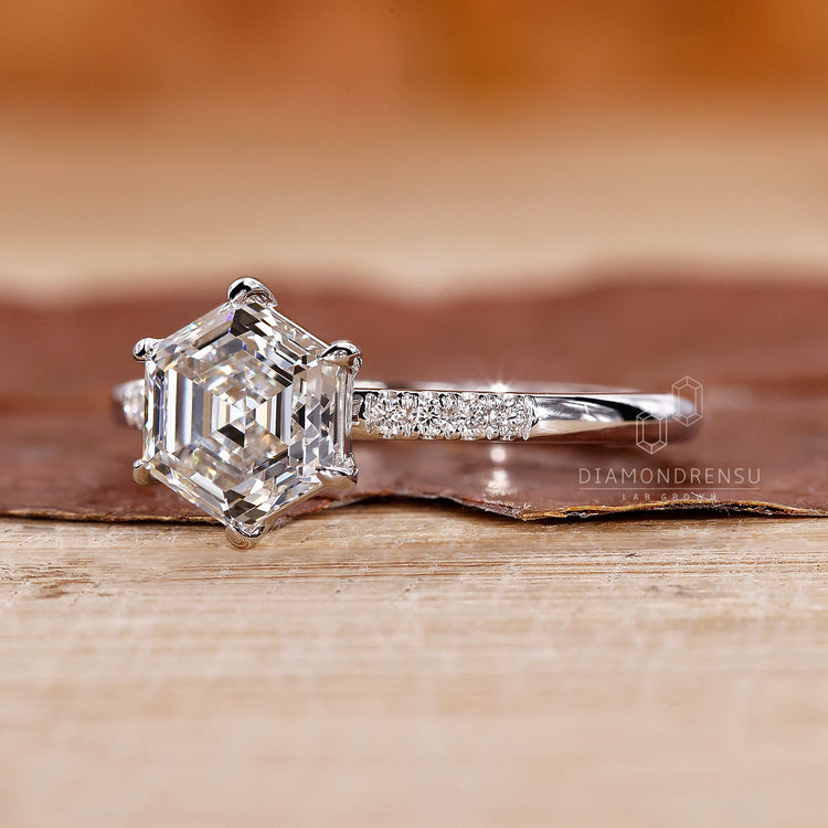 6 claw prong setting used in white gold engagement ring.
