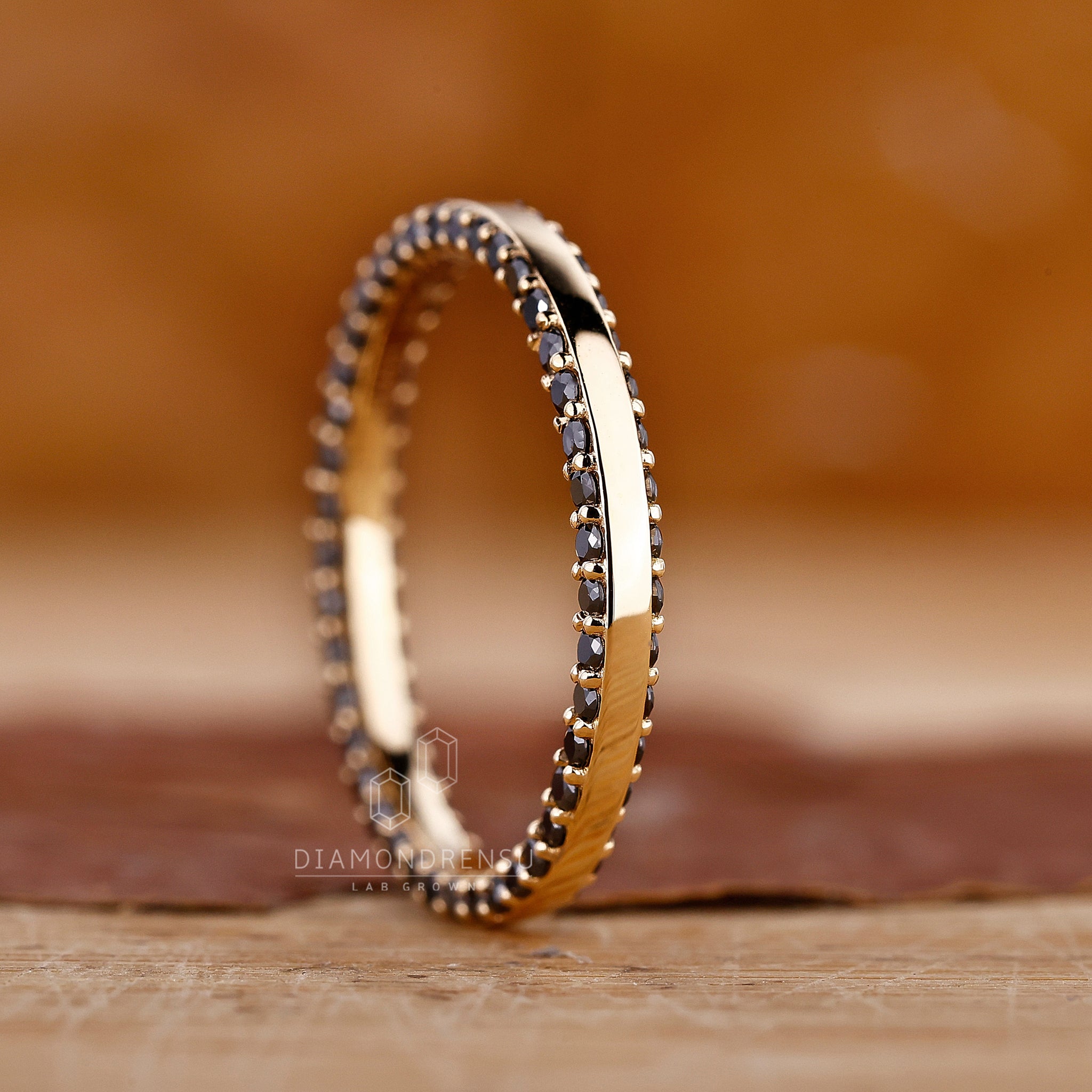 Yellow gold wedding band with round diamond
